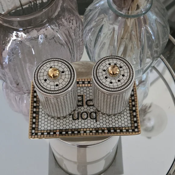 NWT Salt & Pepper Shaker Set - Picture 3 of 7
